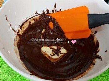 step7: 朱古力加熱至溶

牛油輕微加熱之後攪入朱古力漿