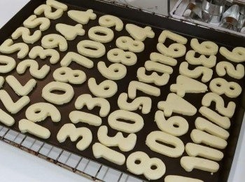 step1: 預熱焗爐170度，室溫金桶牛油，所有粉類過篩伴入牛油，加雞蛋伴勻 
壓平麵團約1cm厚, 印上小朋友喜歡的曲奇模。
焗15分鐘(無咁熱氣,但顏色無咁靚), 如果想金黃色一點就焗18分鐘