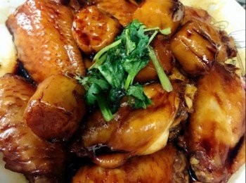 step1: 一碗瑞士汁，半碗水，倒入鑊度，再放入已經解凍同清洗乾淨個<a href="https://bit.ly/3zHU5V3" target="_blank" data-keyword="雞翼" class="guide-link"><strong>雞翼</strong></a> <span style="display:inline-block;vertical-align:middle;margin-top:-3px;color:initial;border-radius:3px;padding:2px 3px;font-size:12px;line-height:14px;background:#87d300;color:#fff;">即買</span> ，然後開火煮滾兩分鐘，之後反轉再煮1分鐘就熄火，無開蓋等15分鐘之後就食得，滑到飛起，走簡單，夏天都吾怕係廚房熱，因為夠快！