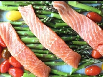 step3: 把鮭魚切成三份然後去皮。把鮭魚鋪在蘆筍上，塗上<span class="group_2">調味料</span>然後放入預熱焗爐焗15至20分鐘即可。