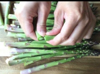 step2: 把蘆筍尾部去掉後把彩色小蕃茄及蘆筍放在焗盤上，加入橄欖油，鹽及黑胡椒粉拌均勻。