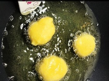 step6: 放進油內後， 要不停翻動， 直至發大變金黃色，並開始有爆口，便可以取出， 放上鋪了廚房紙的碟上， 把油吸一下。