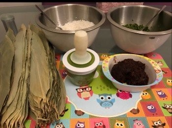 step3: 西米浸泡時， 把粽葉先用熱水浸洗一下變軟。