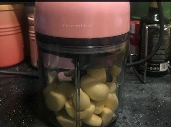 step1: 蒜頭撕開一片片，放入攪拌機。
