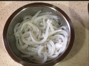 step1: 白飯魚洗淨，用廚房紙索乾水，以鹽、糖、胡椒粉、紹興酒調味30分鐘