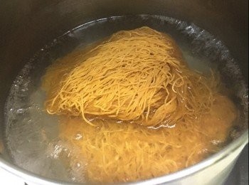 step2: 1. 洋蔥切絲。