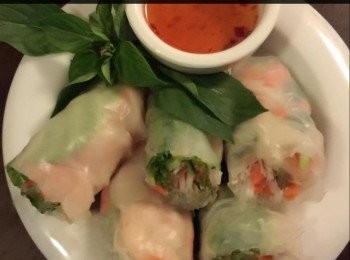 step6: 最後將粉卷切成一半，伴以少許九層塔和薄荷葉一起食，蘸一些<span class="group_2">甜酸魚露汁</span>便可享用。