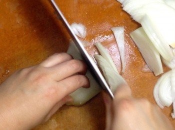 step5: 洋蔥洗淨去皮、去根切絲