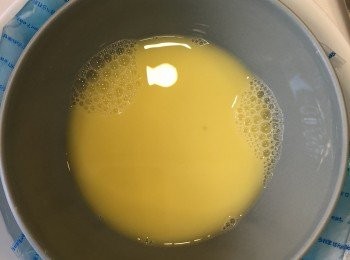 step6: 蛋黃混合160毫升冰水在碗中打勻。再把碗坐入一盤有冰的水之中保持低溫。