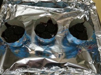 step8: 預熱焗爐。將麵糊倒進蛋糕杯至半滿，在麵糊上鋪上 Oreo 餅乾，再倒入麵糊至八分滿。