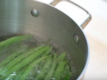 step1: 滾水中放入1小匙鹽，放入四季豆汆燙後，備用