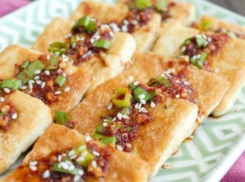 step4: 將<span class="group_2">醬汁</span>淋上豆腐上，灑上芝麻和蔥花即成！