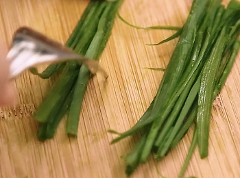 step3: 蔥絲，用叉子把蔥隨意刮斷。