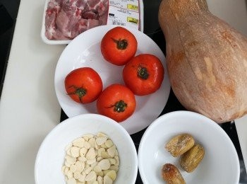 step1: 蕃茄一開8件，南瓜去籽去皮斬成大件，南北杏浸一會兒，蜜棗沖洗備用，豬脊骨需汆水去取雜質。