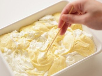 step6: 將4倒入淺盤中並抹平表面，再隨意地倒入5，用竹籤等工具畫出大理石般的花樣，再放上切成喜歡的大小的芒果和奇異果，冷藏至凝固。