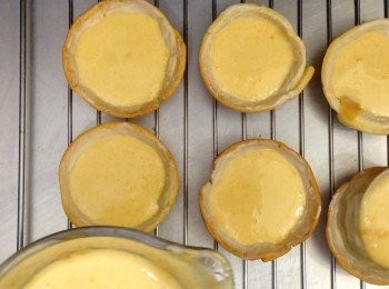 step18: 將芒果布丁液先加入<span class="group_1">撻皮</span>至7分滿，入雪櫃半小時
待芒果布丁微微凝固後