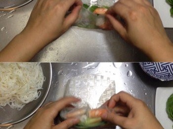 step11: 之後下面先覆上去，兩邊再覆上，再由下面卷上去(也可以先覆上兩邊，一口氣由下面卷上去，盡量要卷得實一點)，之後按自己喜歡整條沾醬汁吃或者是先切一半再沾醬汁吃