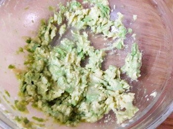 step6: 用叉子搗成泥後加入萊姆汁拌勻