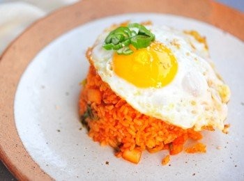 step4: 將炒飯放在一個飯碗內，壓實，然後將碟放在上面，覆轉，小心放上煎好的雞蛋，灑上芝麻、葱粒便可享用