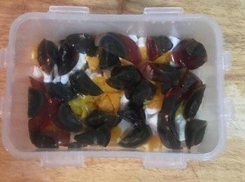 step2: 鹹蛋和皮蛋隨意切丁後擺入便當盒中，並撒上少許的米酒。