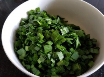 step9: 將韮菜清洗後再切粒