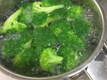 step4: 滾水中加入1小匙鹽，放入花椰菜汆燙2-3分鐘，撈起後放入雞蛋煮至熟