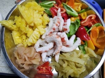 step1: 預備好所有材料:三色雜椒190g切件,素蝦150g,甜咸菜75g切條,菠蘿肉170g切片,醃製紫薑60g,紫天椒1條切片