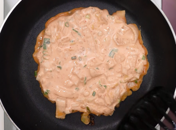 step3: 鍋裡倒入適量油，舀入泡菜糊，煎至兩面金黃起鍋。