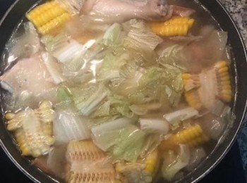 step9: 當湯再次大滾，試湯的鹹淡做調整後，放入剩餘的白菜煮到柔軟；