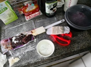 step2: 將紅豆蓉分成約30克一份搓成長條形表面沾上生粉（作用係令個饀芯的糯米蒸出來不會變白色）