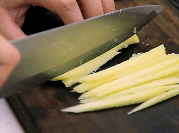 step3: 切絲，平放薑片切成絲。