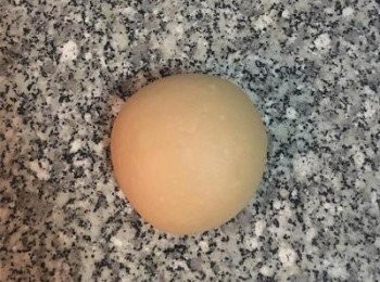 step9: 十分鐘後取出麵糰揉到三光，經過休息的麵糰揉壓一下子後就會很光滑；