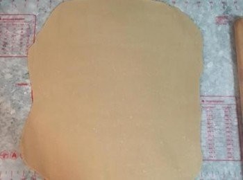 step10: 工作檯上和橄麵棍上都灑些麵粉，將麵糰桿開成一大片；