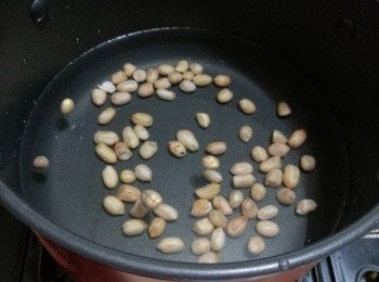 step4: 把 1600 毫升的水和花生放進煲內，煮開。