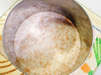 step2: 麵包先擀平再裁成圓形。