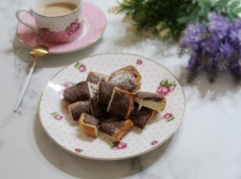 step6: 變化版巧克力奶酥運用配方同原味奶酥一樣，
只需將奶粉10g改為巧克力粉10g即可，
不需壓格紋線，整片烘烤完成，切成小方丁就可以囉，
是小朋友特別喜歡的口味，不管做為早餐，課後點心都超棒喔。
(奶酥抹醬可一次多準備些，隨時要變化運用都十分方便)