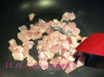 step3: 豬脾肉切粒落鑊汆水後盛起備用