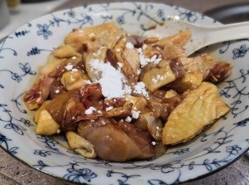 step1: 雞洗淨瀝乾水分； 加蠔油 / 生抽 / 幼鹽 / 砂糖撈勻;  再下生粉撈勻; 最後下油撈勻， 醃30分鐘