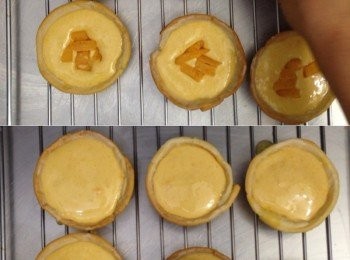 step19: 拿出來後加入<span class="group_2">芒果流心</span>冰粒，用芒果布丁液覆蓋加至滿頂
之後入雪櫃雪至完全凝固即成