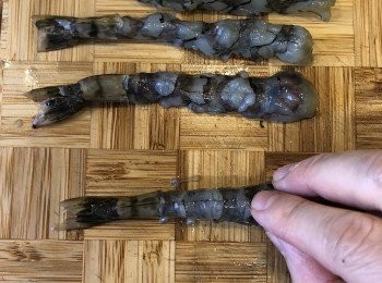 step4: 蝦的尾巴切開成扇形，刮掉裡面的水份。輕力按壓蝦背，把連結的筋按斷，蝦身自然拉長。印乾水份備用。