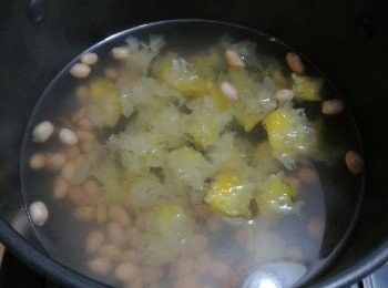 step5: 把雪耳放進煲內，煮1小時。