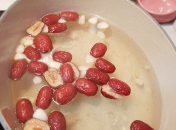 step6: 先煮滾水，再放入紅棗和南北杏煮約25分鐘。