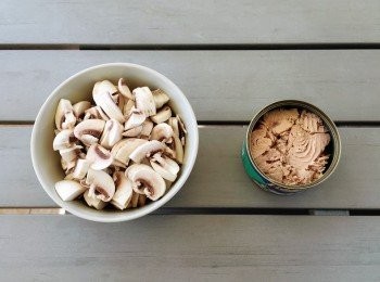 step3: 將蘑菇洗淨切片，備用。隔去吞拿魚罐頭內的油。