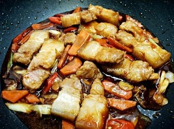 step8: 倒入攪拌均勻的<span class="group_2">調味醬料</span>，與鍋中<span class="group_1">食材</span>拌炒均勻。