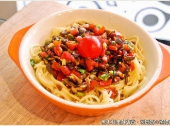 step4: 最後將步驟3的涼拌醬汁，擺放在油麵上，享用前只需拌一拌即可！