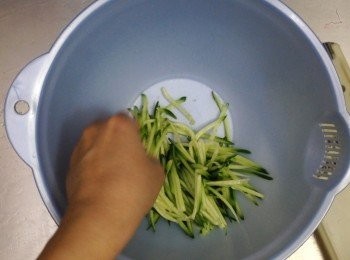 step4: 小青瓜洗淨後刨絲
