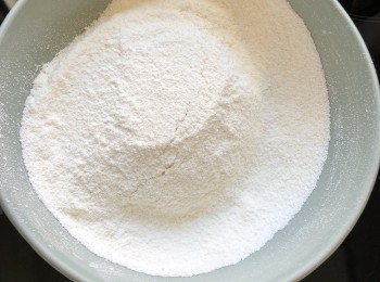 step5: 製作天婦羅炸漿，先混合100克薄力粉，和20克片粟粉，加入一小匙鹽，過篩。