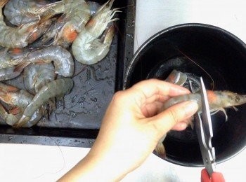 step1: 先處理鮮蝦
把蝦頭剪走，去掉蝦殼