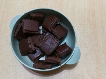 step2: 將黑朱古力切碎，將牛油切細塊。