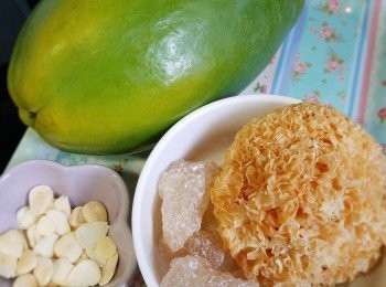 step1: 歡迎遊覽 "YeungMaKitchen" 
♥ FACEBOOK專頁 ♥FB: 
https://m.facebook.com/Yeung-ma-Kitchen-170217016510075先預備好所有材料。
木瓜宜選偏熟。